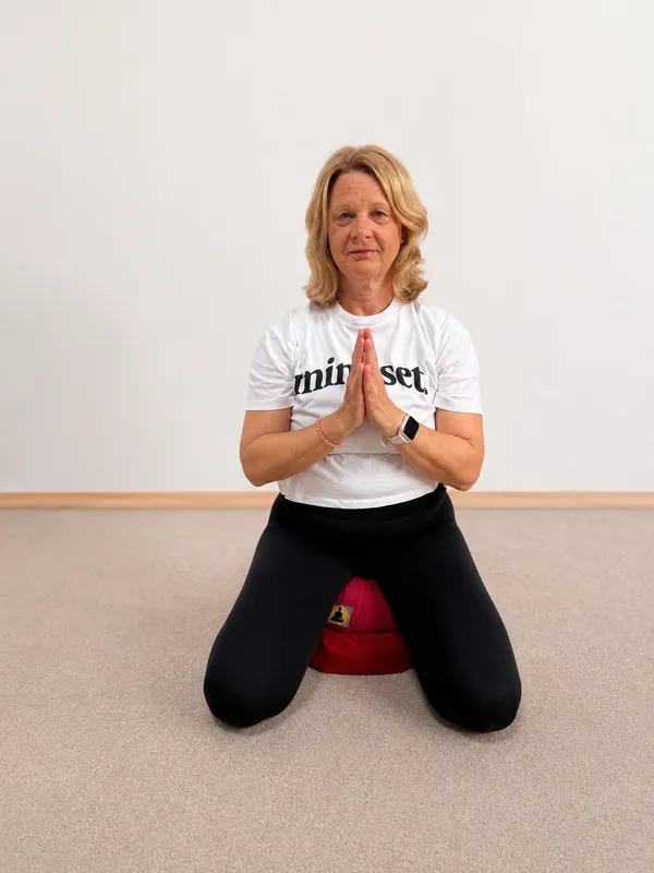 Birgit Beier im Yogaraum - ruhig und nahbar