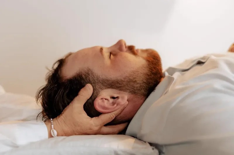 Hände bei der physiotherapeutischen Behandlung